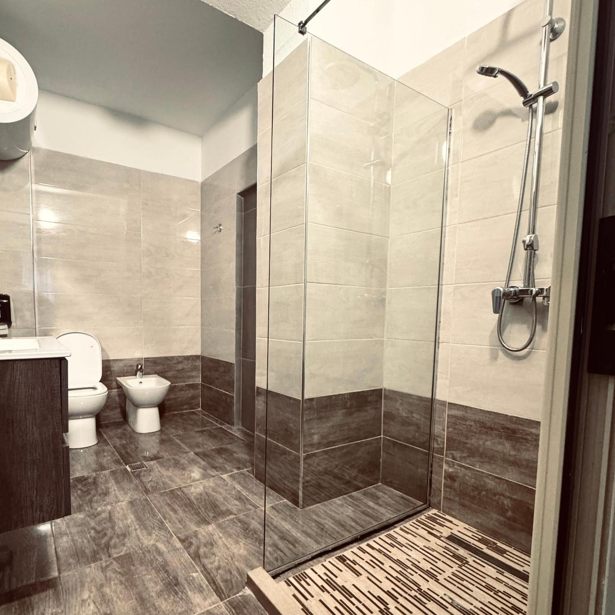 Hi5 Rooms Tirana Bagian luar foto